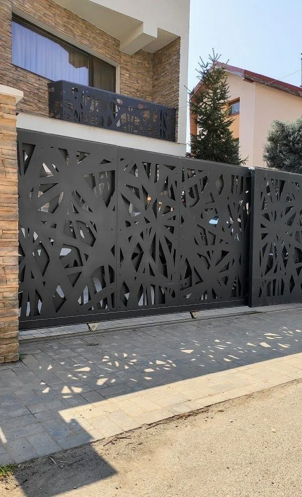 Desain pagar rumah dengan motif geometris hasil laser cutting